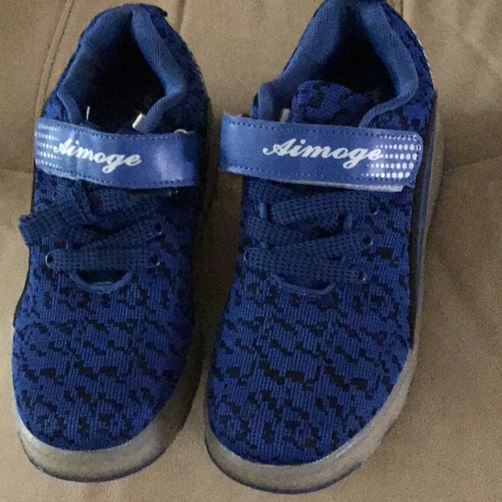 Boys Aimoge Heelys size 36 NWOT
